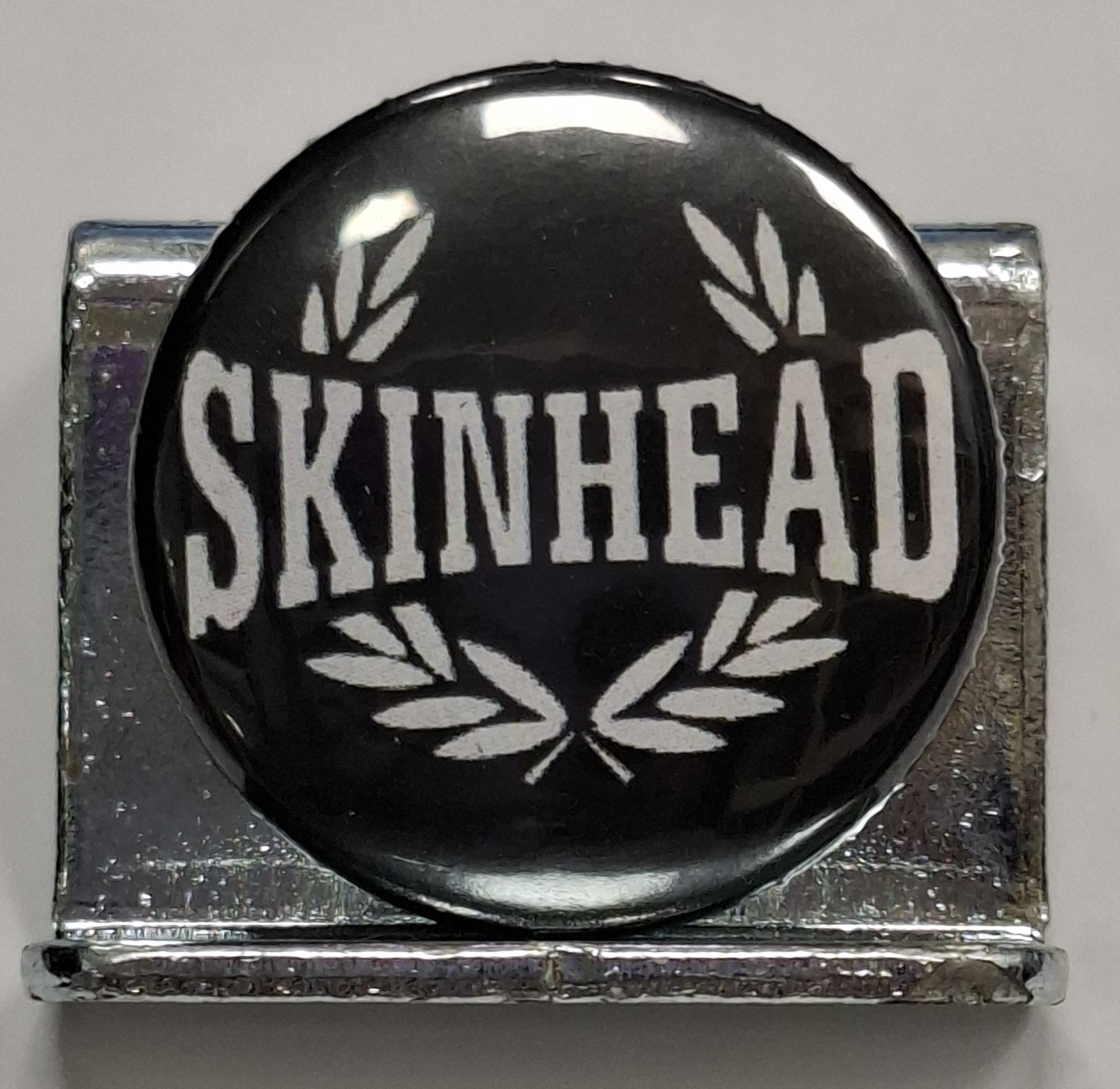 Przypinka. 85. Skinhead Laur