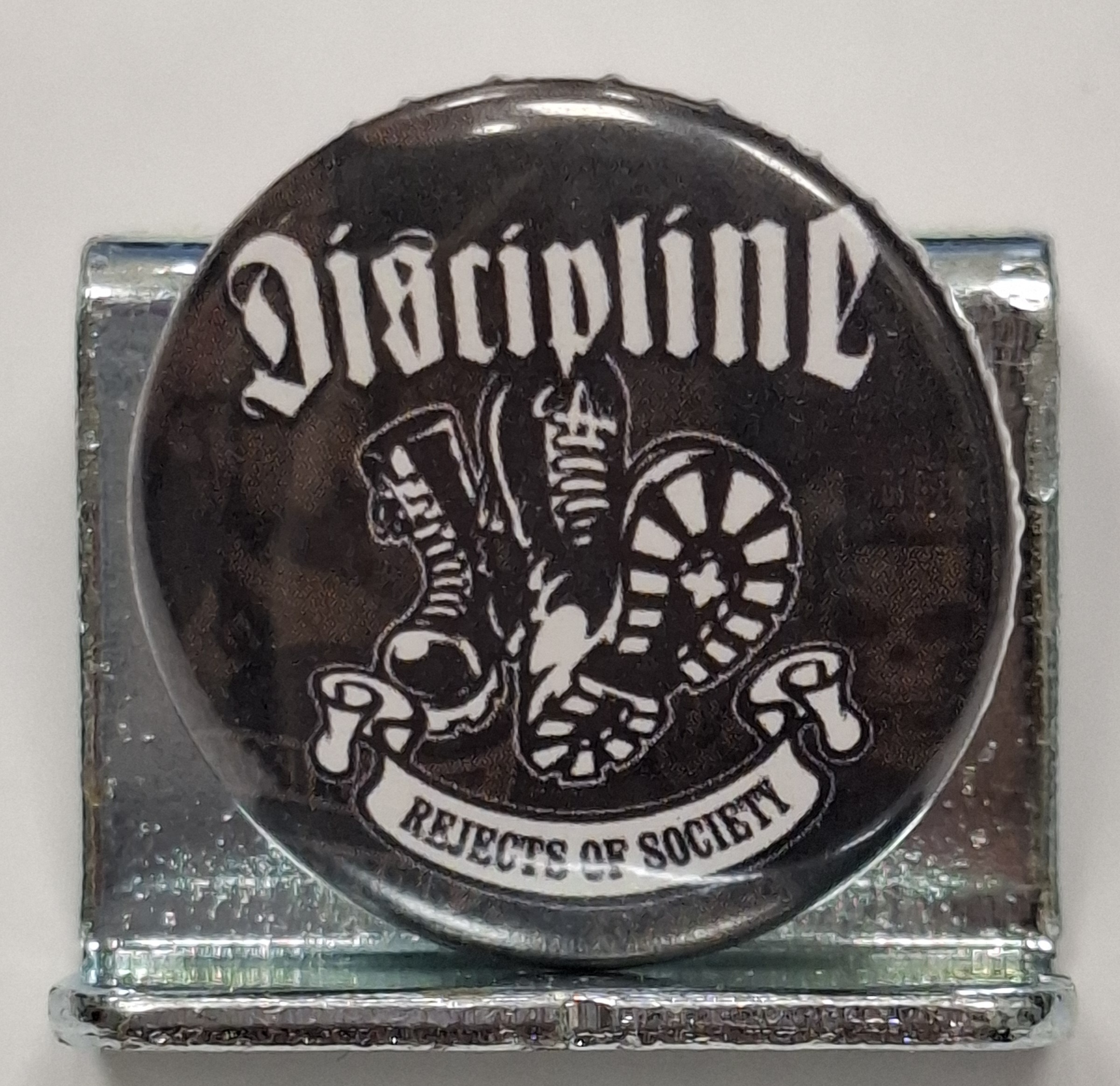 Przypinka. 46 Discipline