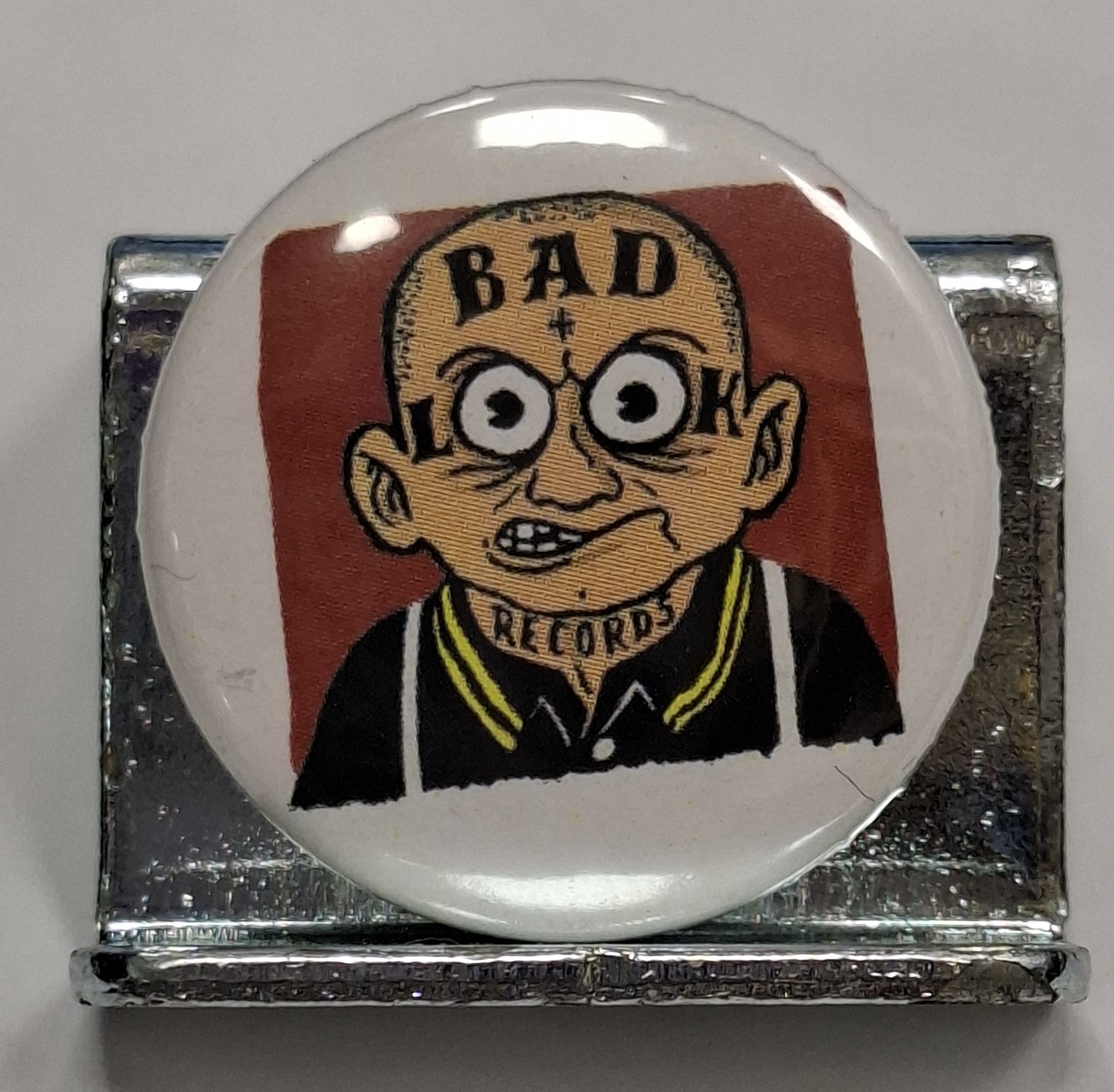 Przypinka. 83. Bad Look Records - logo