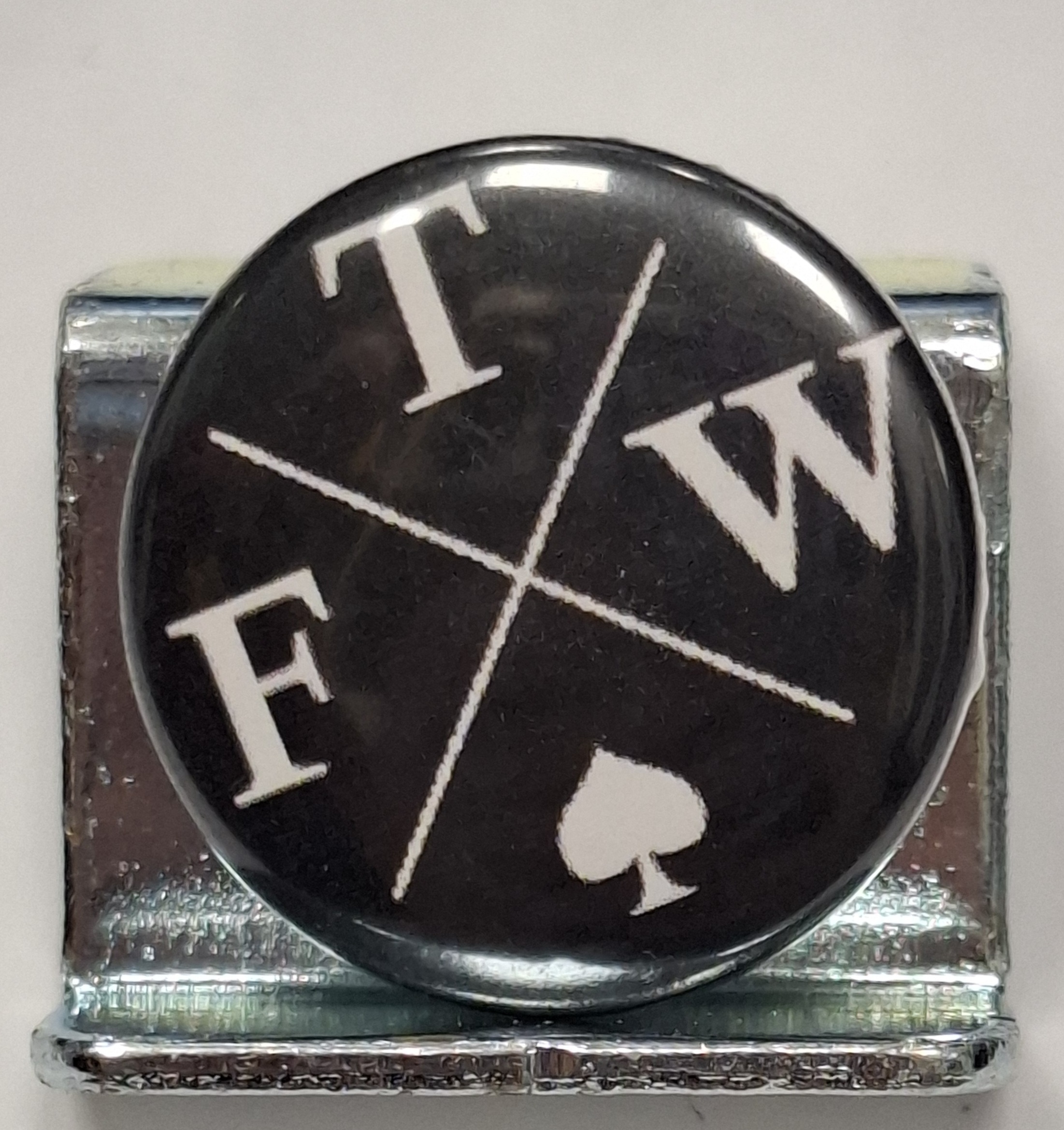Przypinka. 36. F.T.W.