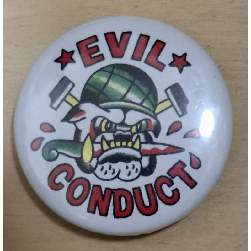 Przypinka. Evil Conduct - pies