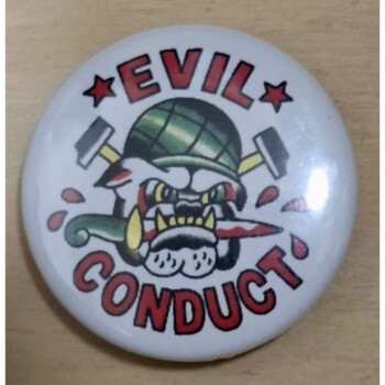 Przypinka. Evil Conduct - pies