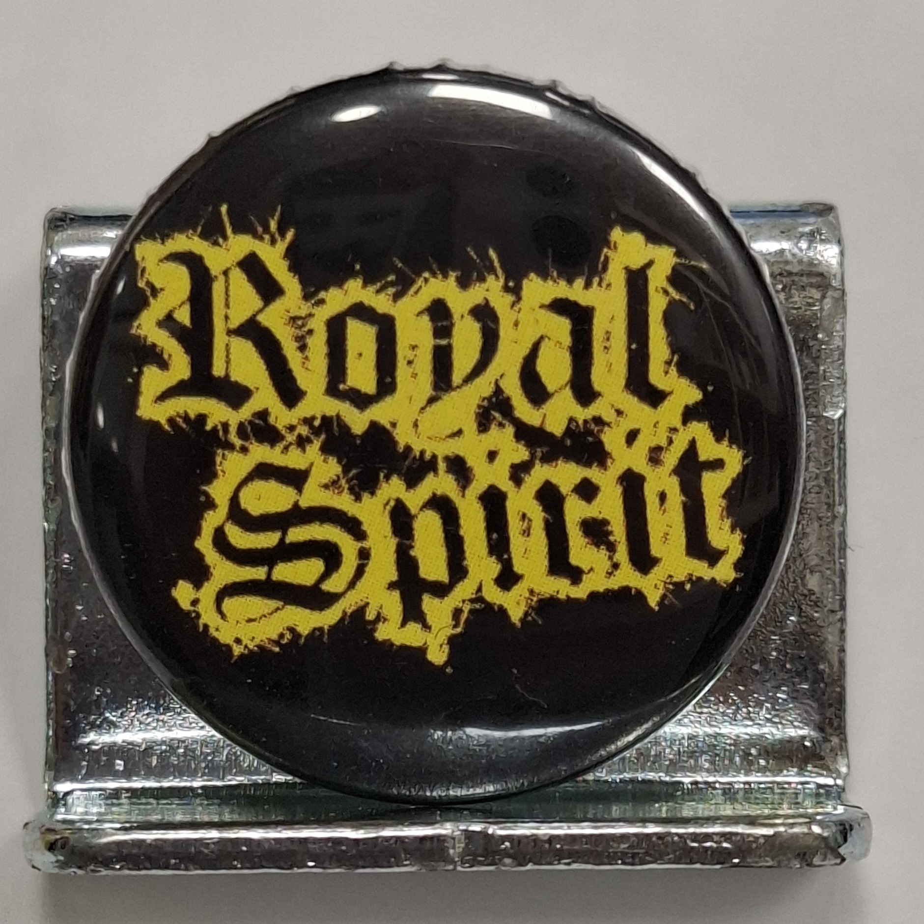 Przypinka. 18 Royal Spirit - żółte logo