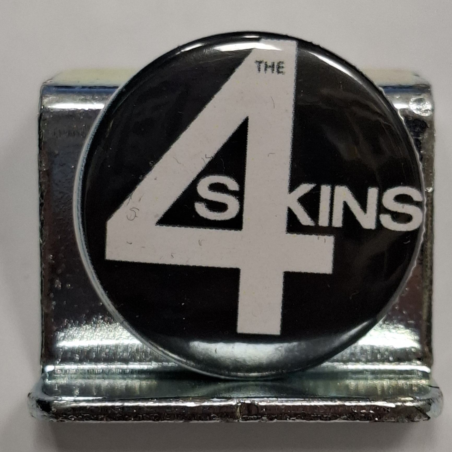 Przypinka. 76. 4 Skins