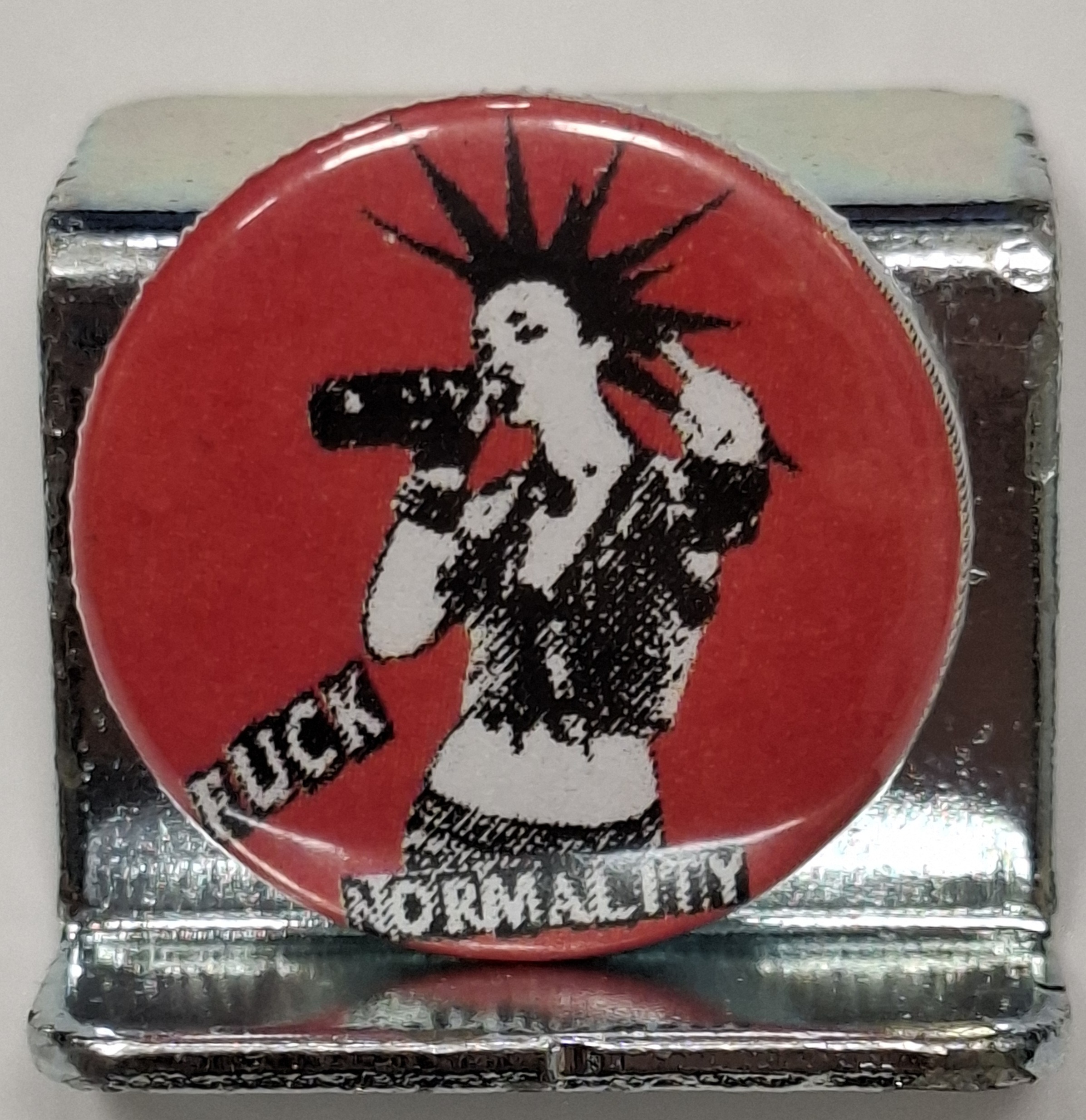 Przypinka. 72.  Fuck Normality