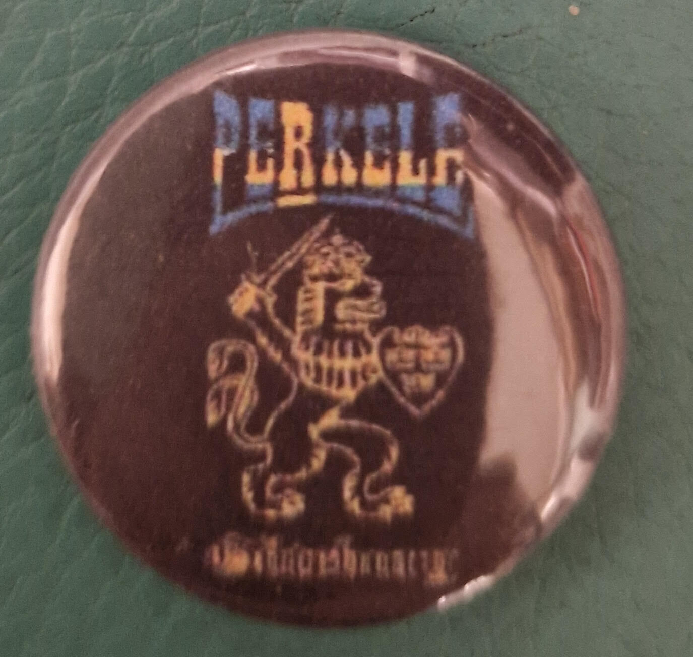 Przypinka. Perkele lew