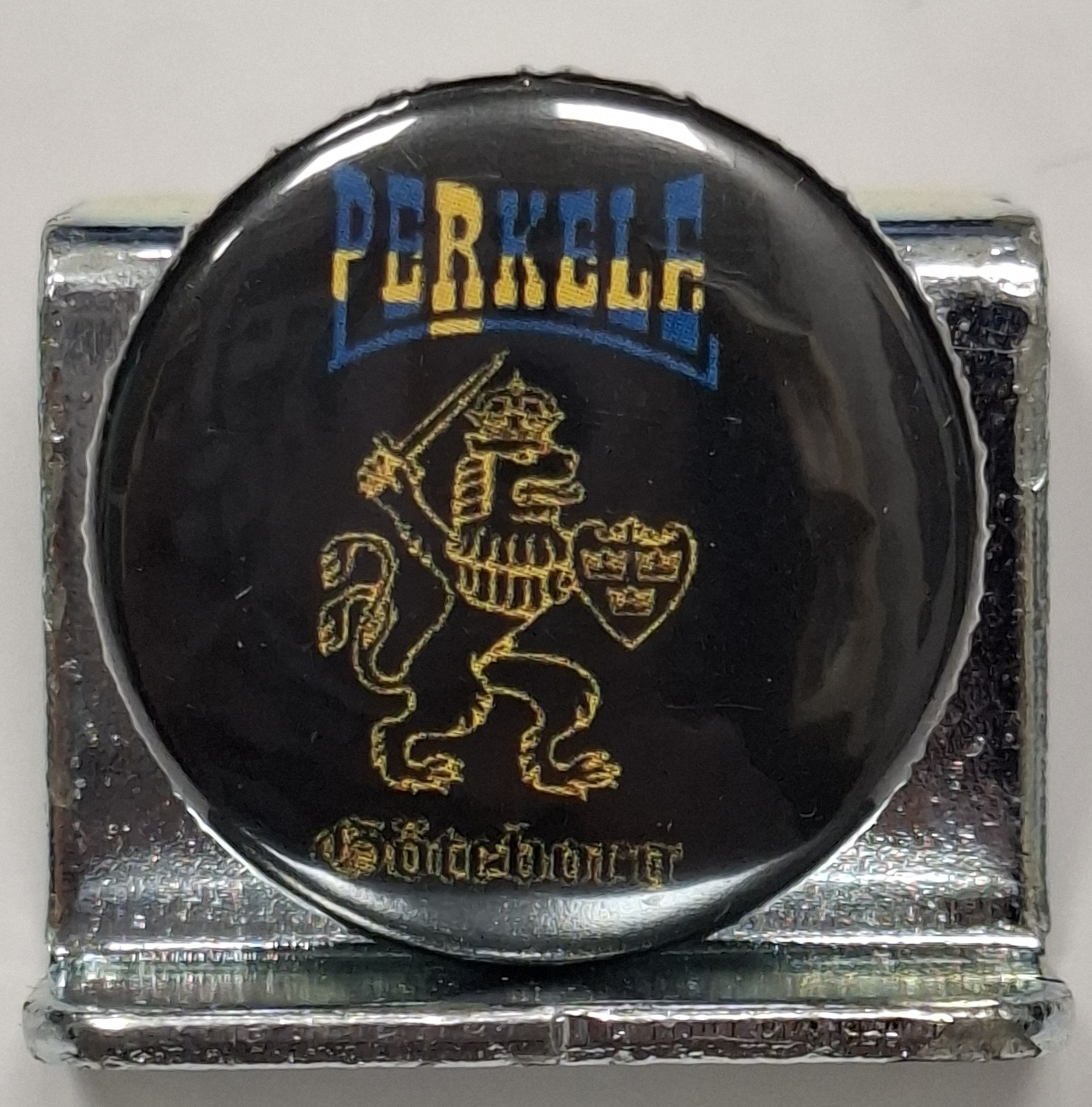 Przypinka. 67. Perkele lew