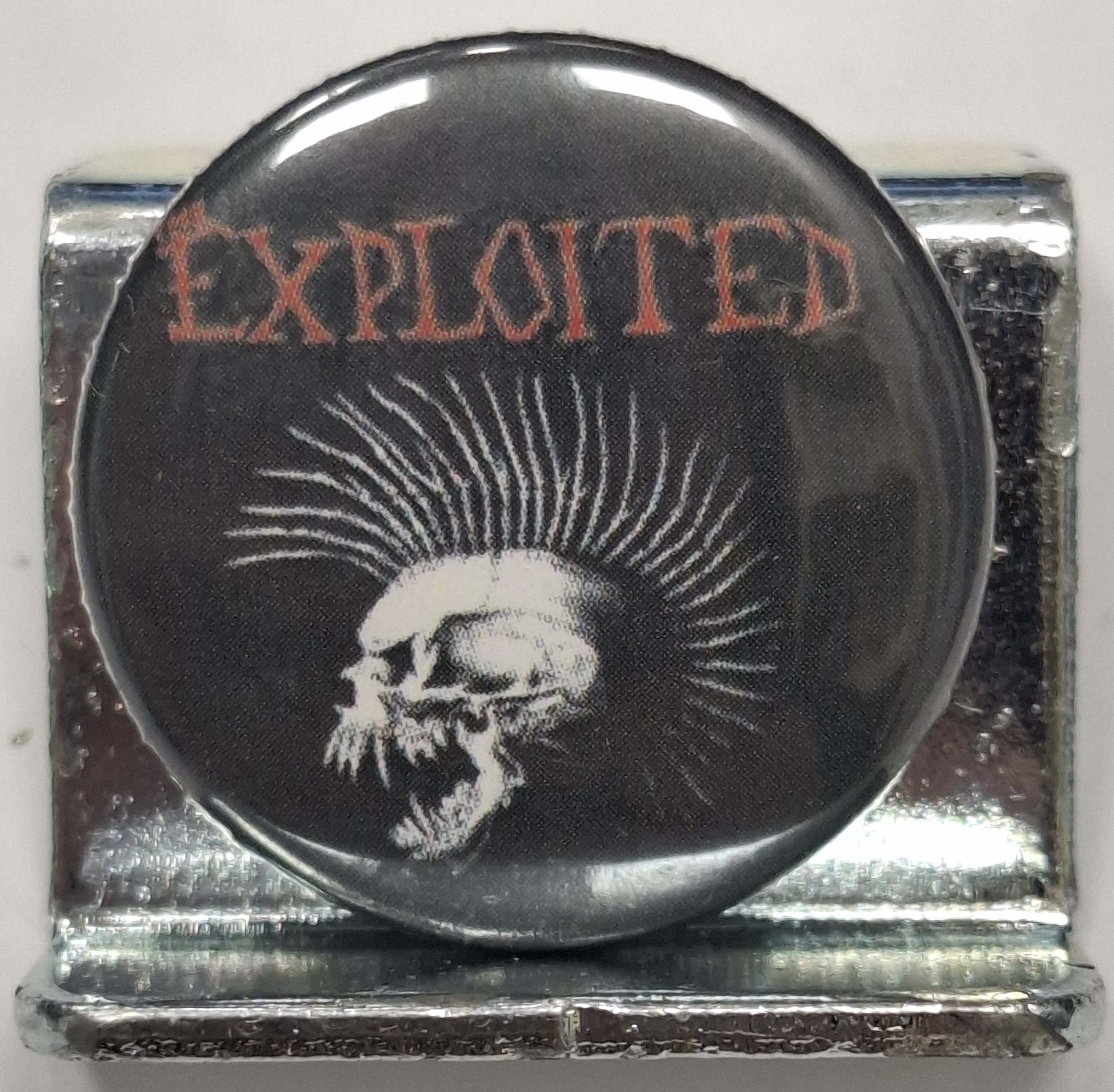 Przypinka. 98. Exploited Irokez