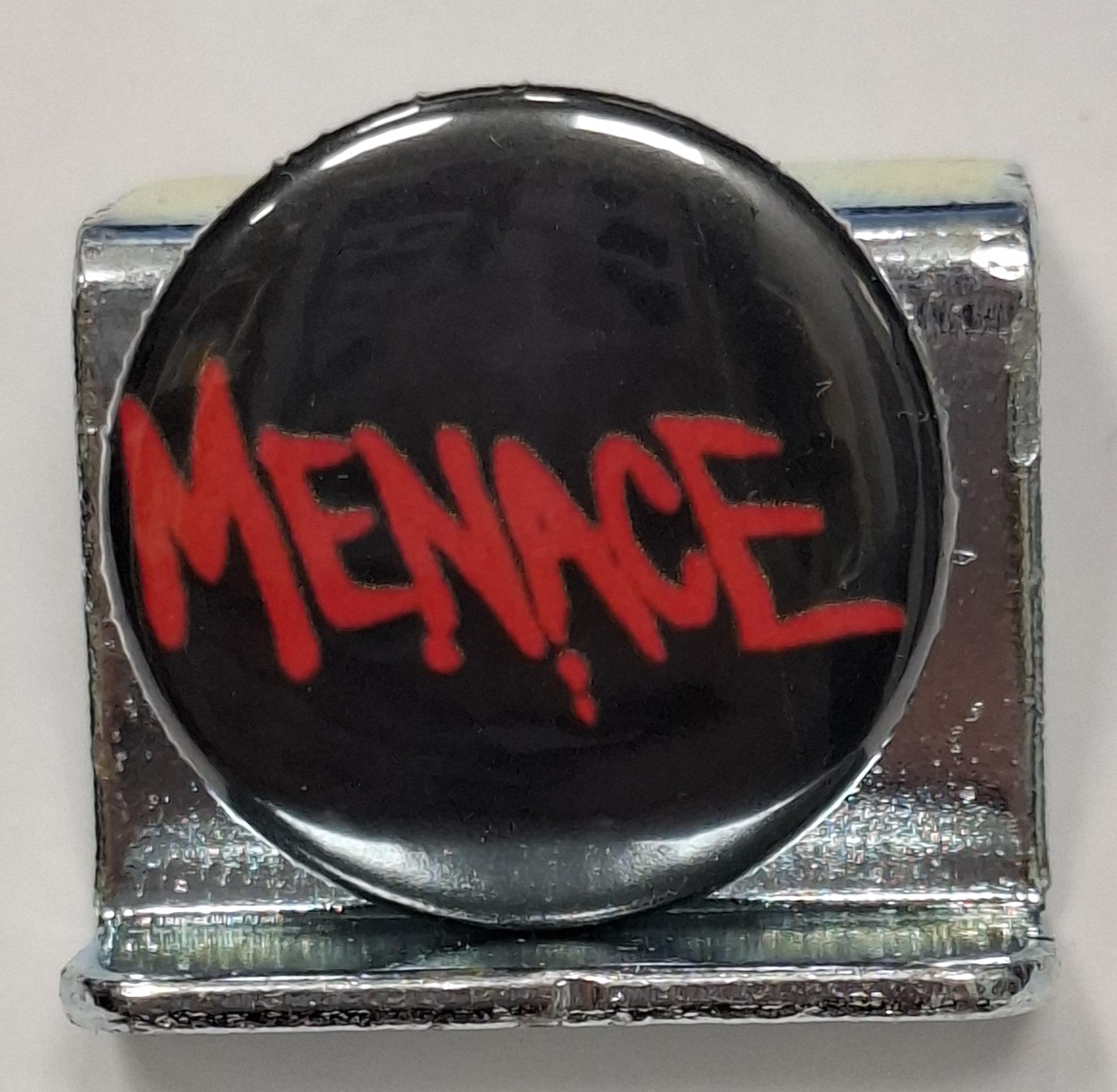 Przypinka. 26. Menace.