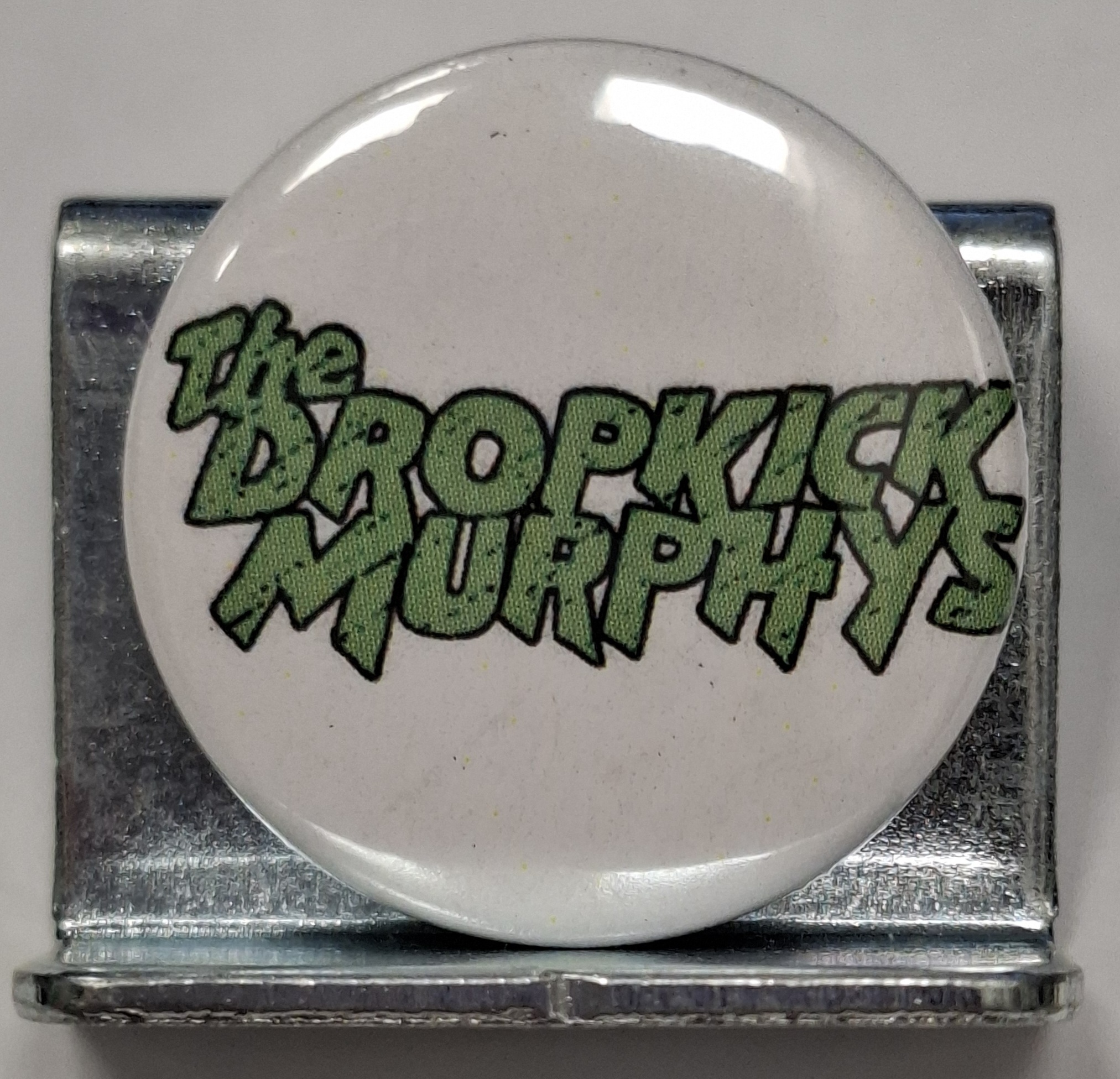 Przypinka. 140. Dropkick Murphys Białe Tło.