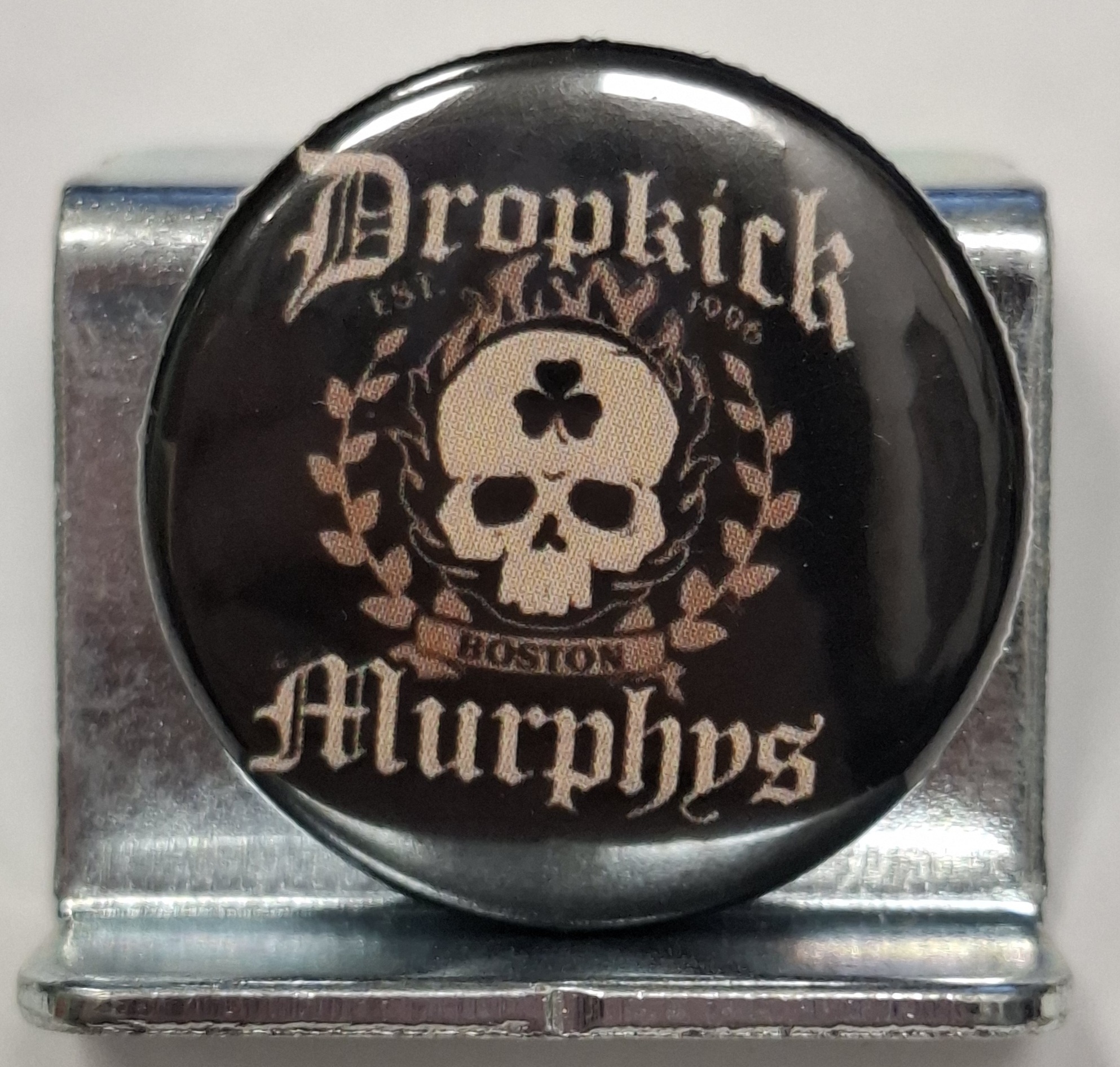 Przypinka 142. Dropkick Murphys Czaszka Laur