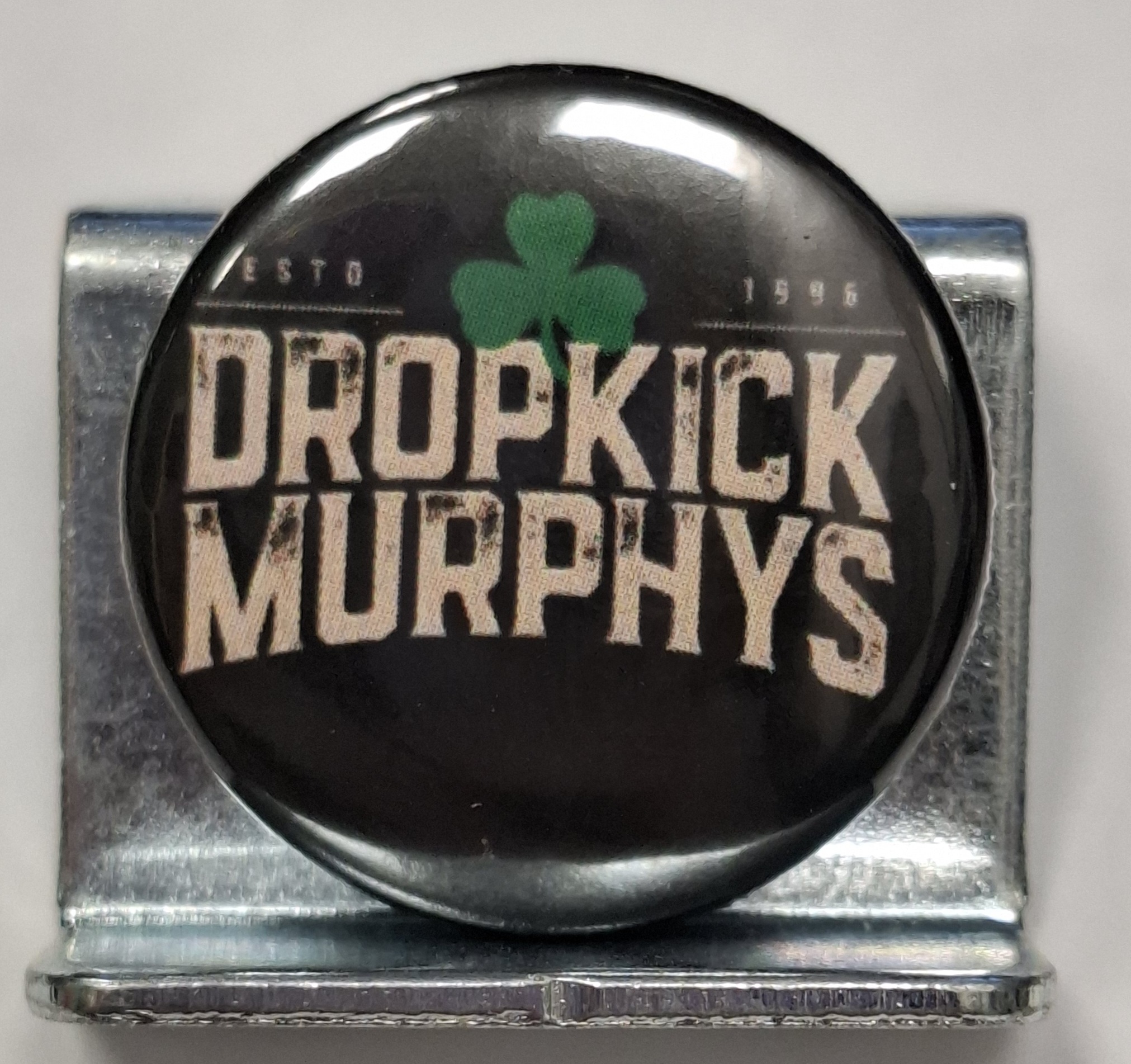 Przypinka. 143. Dropkick Murphys Koniczynka.