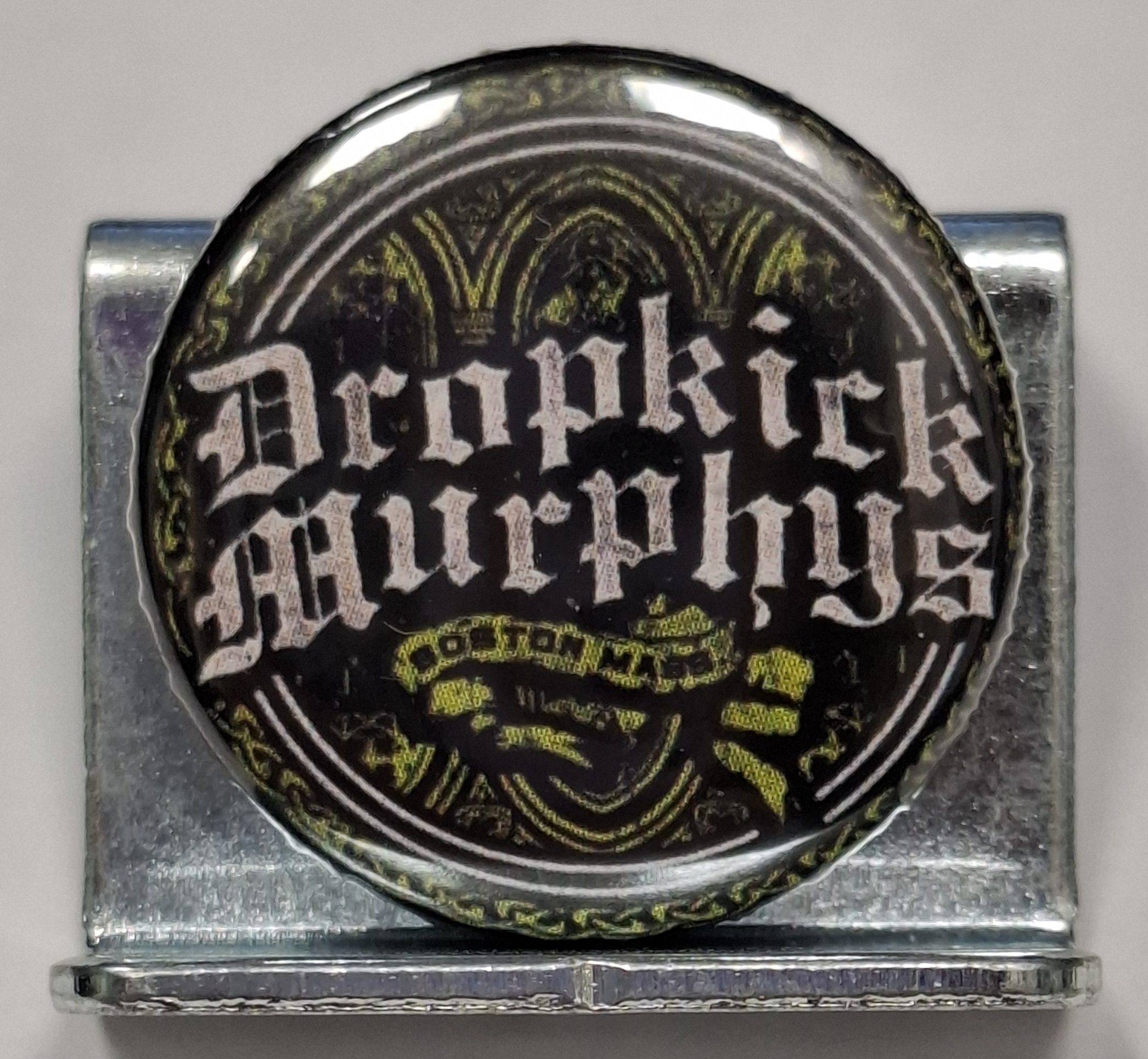 Przypinka. 146. Dropkick Murphys Logo.